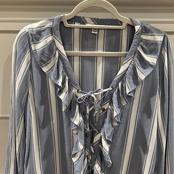 AMERICAN EAGLE Blue and While Stripe Top. Size Medium - Picture 3 of 8